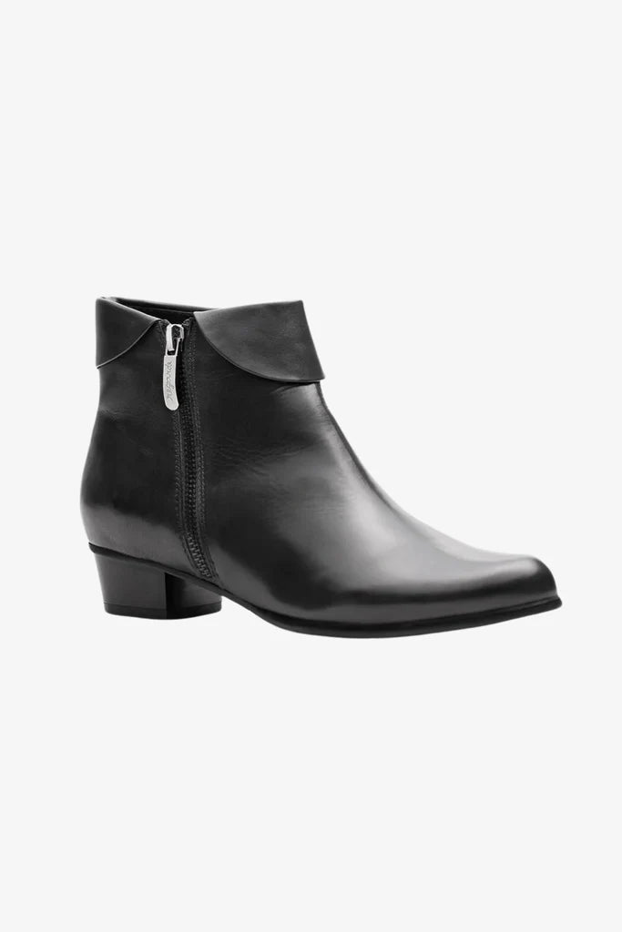 Regardez Le Ciel Stefany 03 BLACK Soft Leather Zip Ankle Boot